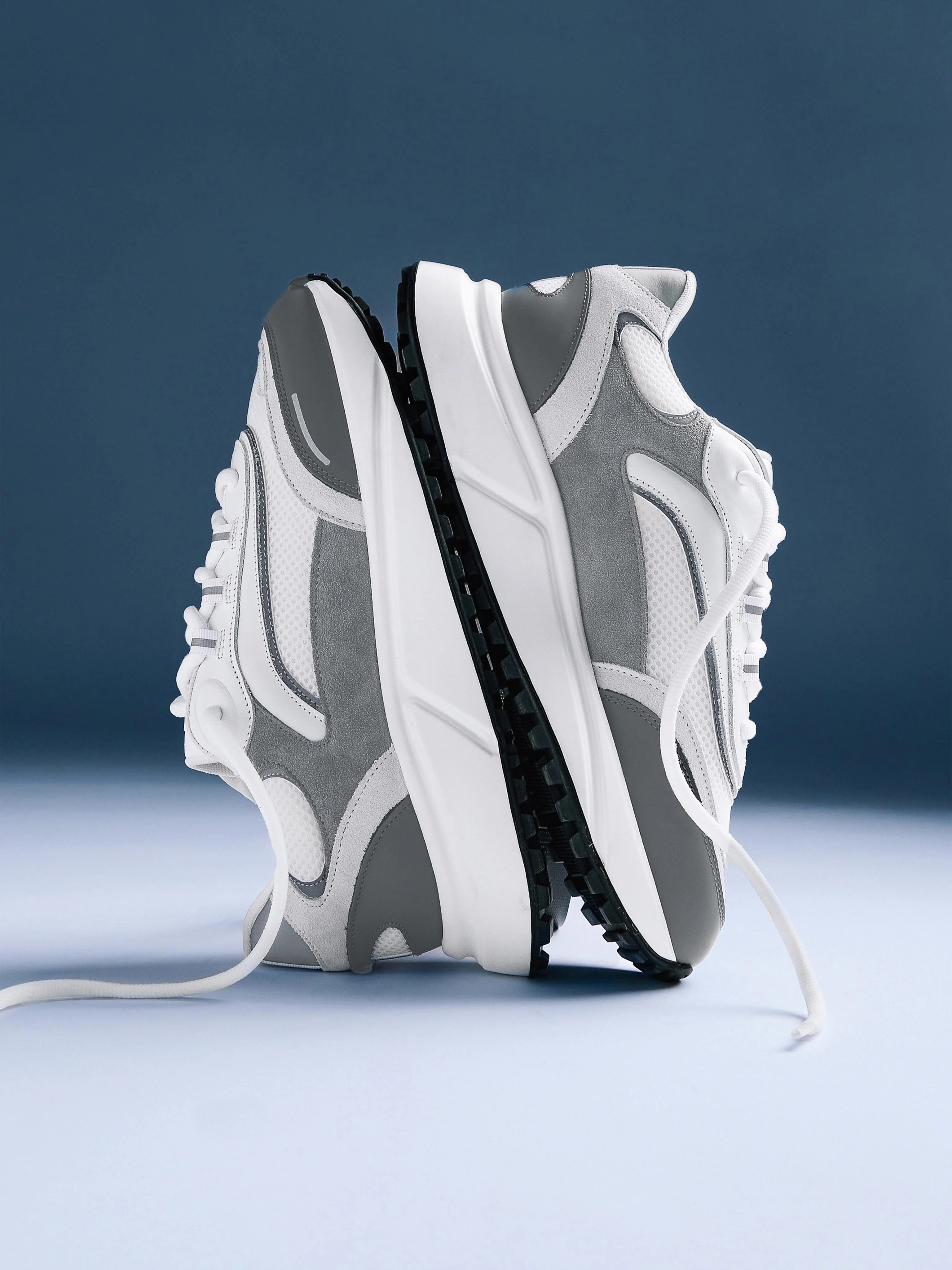 Technical Runner 2.0 in White Grey - Image 2